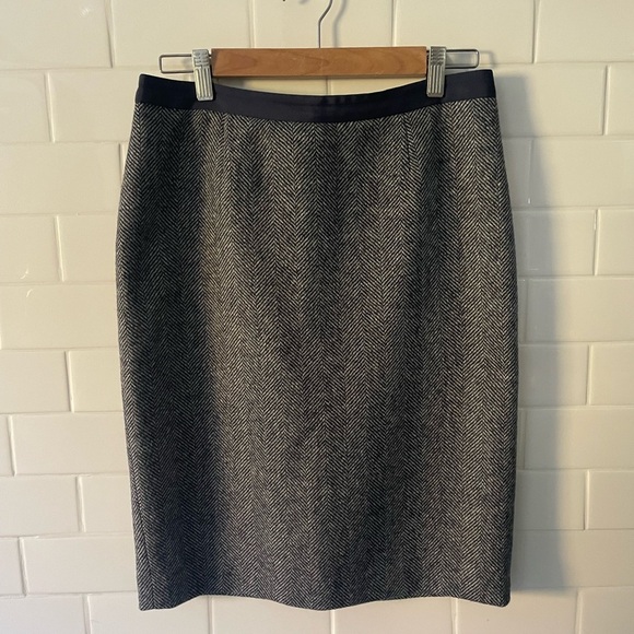 Boden Dresses & Skirts - Classic Navy and White Lined BritishTweed Skirt